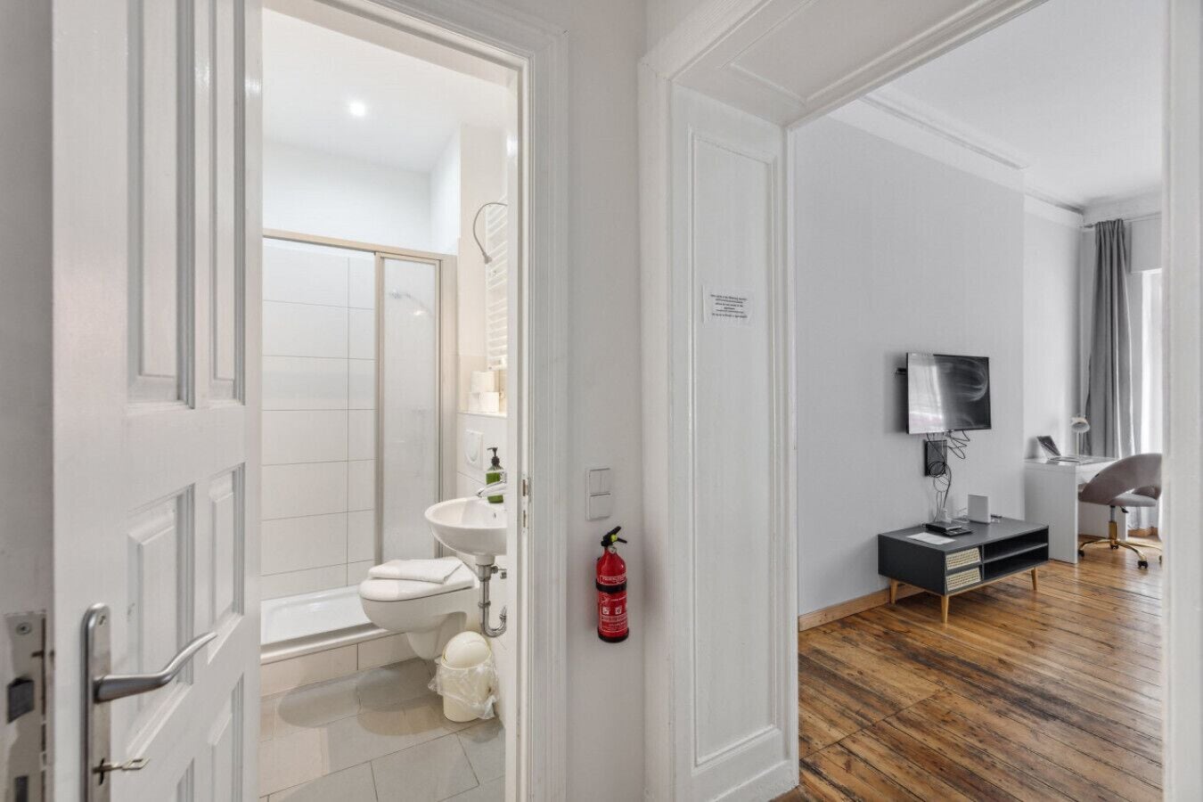 Muebles diferentes, tabla de planchar con plancha y wifi gratis 