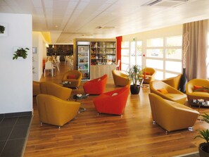 Lobby sitting area - Zenitude Hotel-residences Roissy Village (Roissy-en-France)