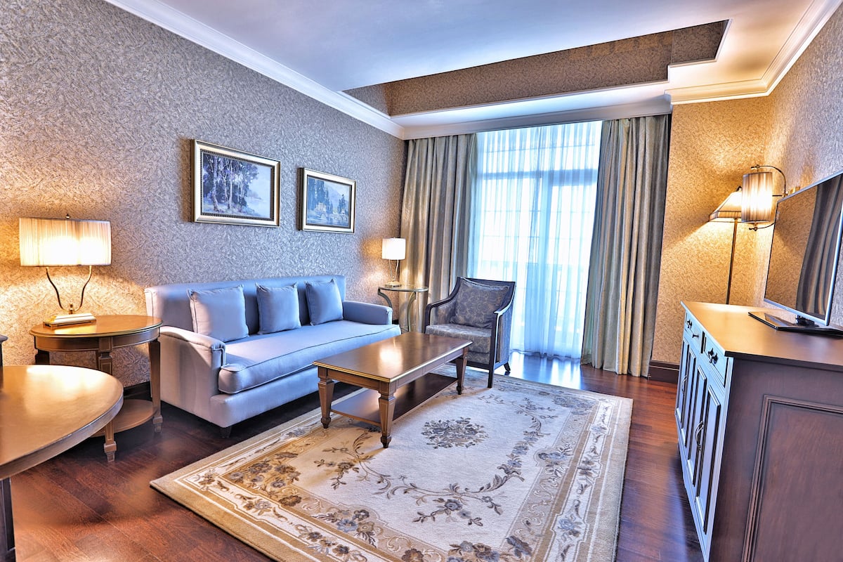 1 bedroom, premium bedding, down duvets, minibar