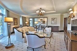 Hochwertige Bettwaren, Daunenbettdecken, Minibar, Zimmersafe