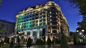 Un hôtel à plusieurs étages, de style architectural classique, doté de balcons et de grandes fenêtres.