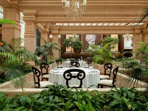 Lobby-lounge