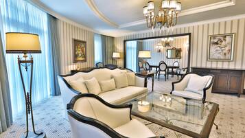 Bộ đồ giường cao cấp, chăn bông, minibar, két bảo mật tại phòng