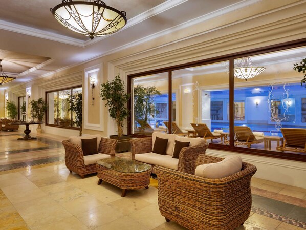 Poolside bar - Rixos Almaty (Almaty)