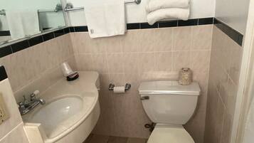 Standaard kamer, 2 tweepersoonsbedden | Badkamer | Een bad/douchecombinatie, een haardroger, handdoeken