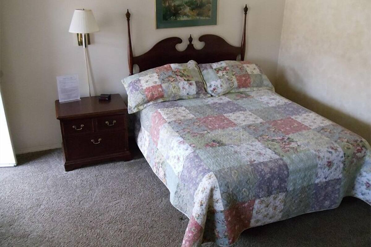 Deluxe room with queen bed