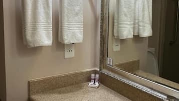 Bañera con ducha, artículos de tocador gratuitos, secador de pelo