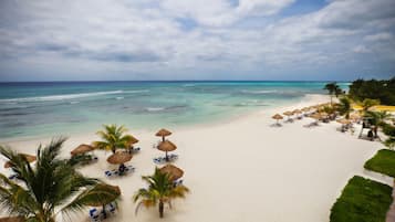 A la platja, platja de sorra blanca i gandules de platja