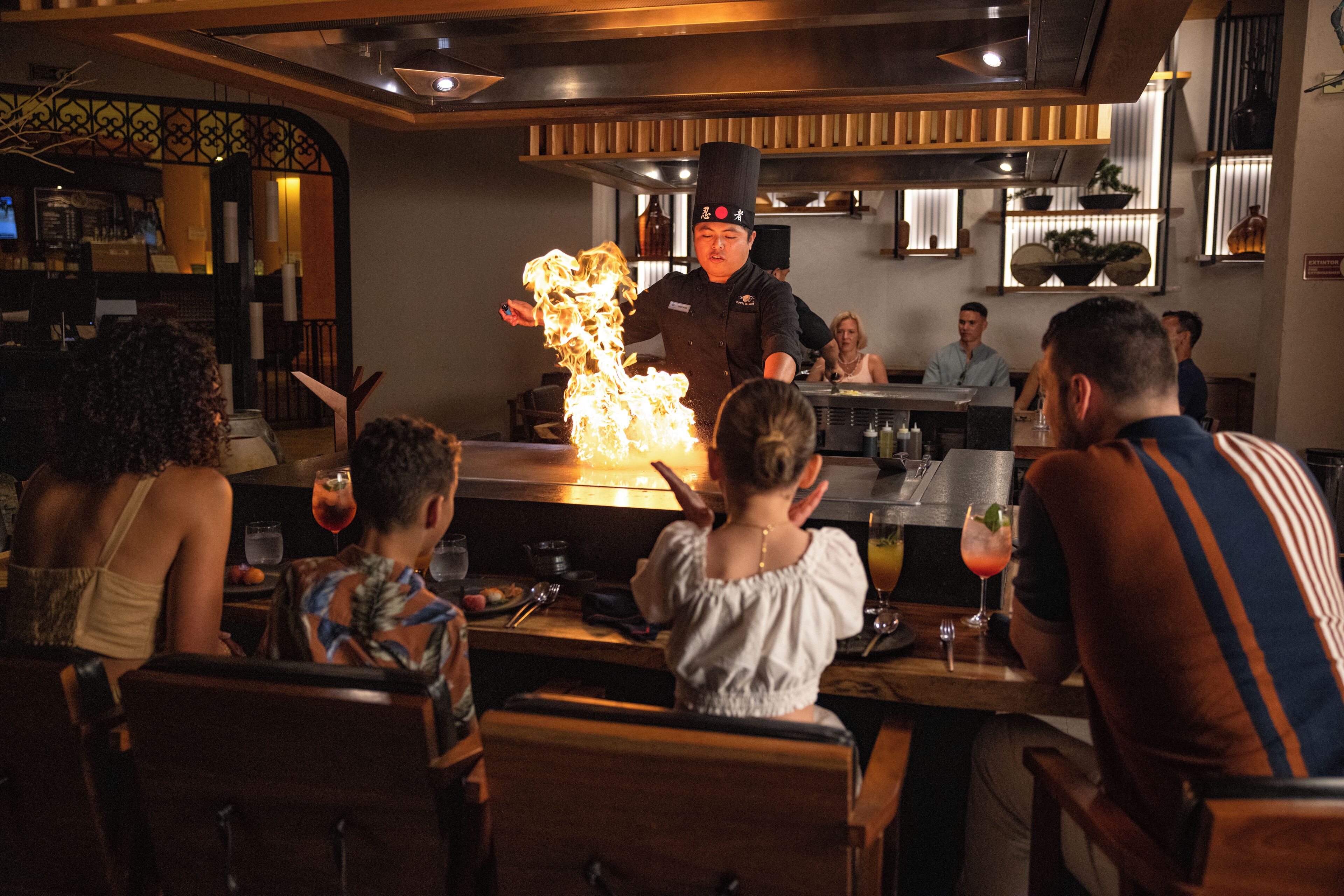 5 nhà hàng, phục vụ bữa sáng, bữa trưa, bữa tối, món Á 