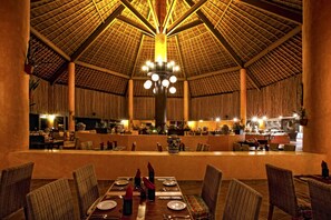 5 restaurants; breakfast, lunch and dinner served