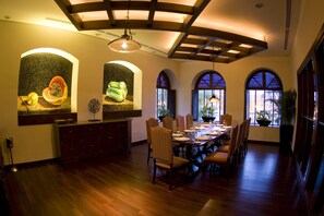 5 restaurants; breakfast, lunch, and dinner served