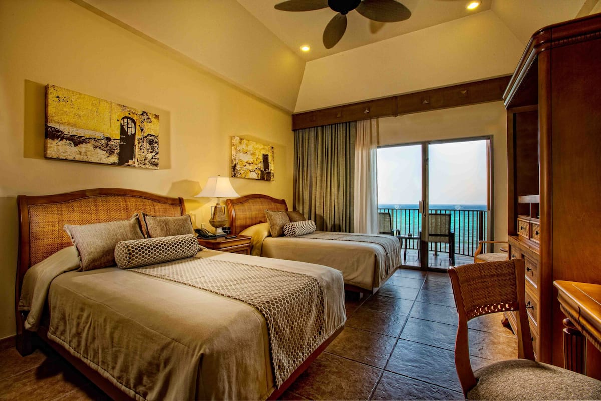 Pillowtop beds, in-room safe, desk, blackout drapes