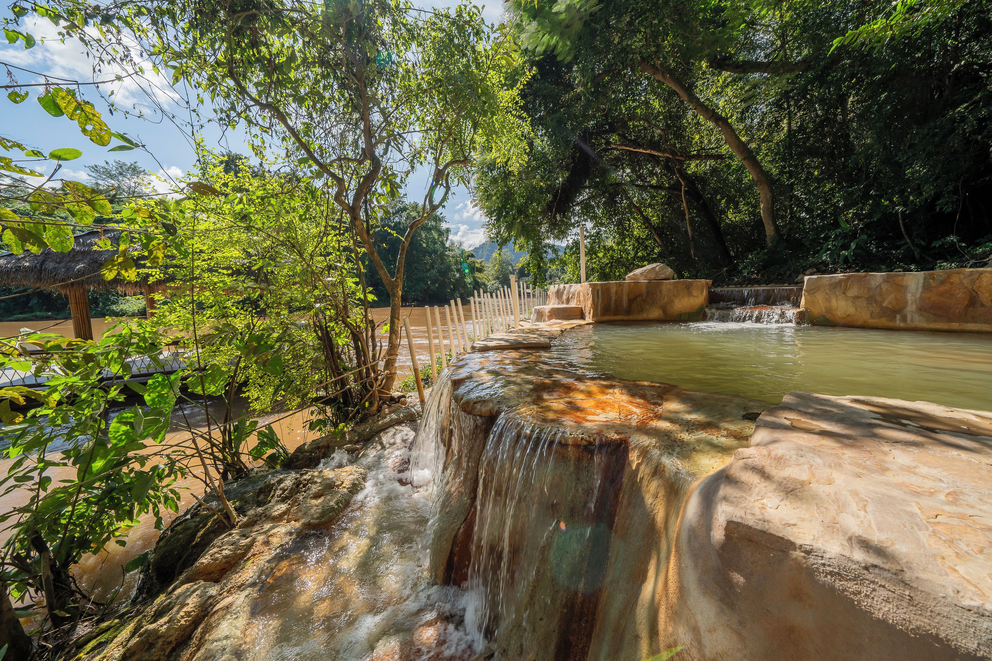 Una piscina al aire libre, sillones reclinables de piscina