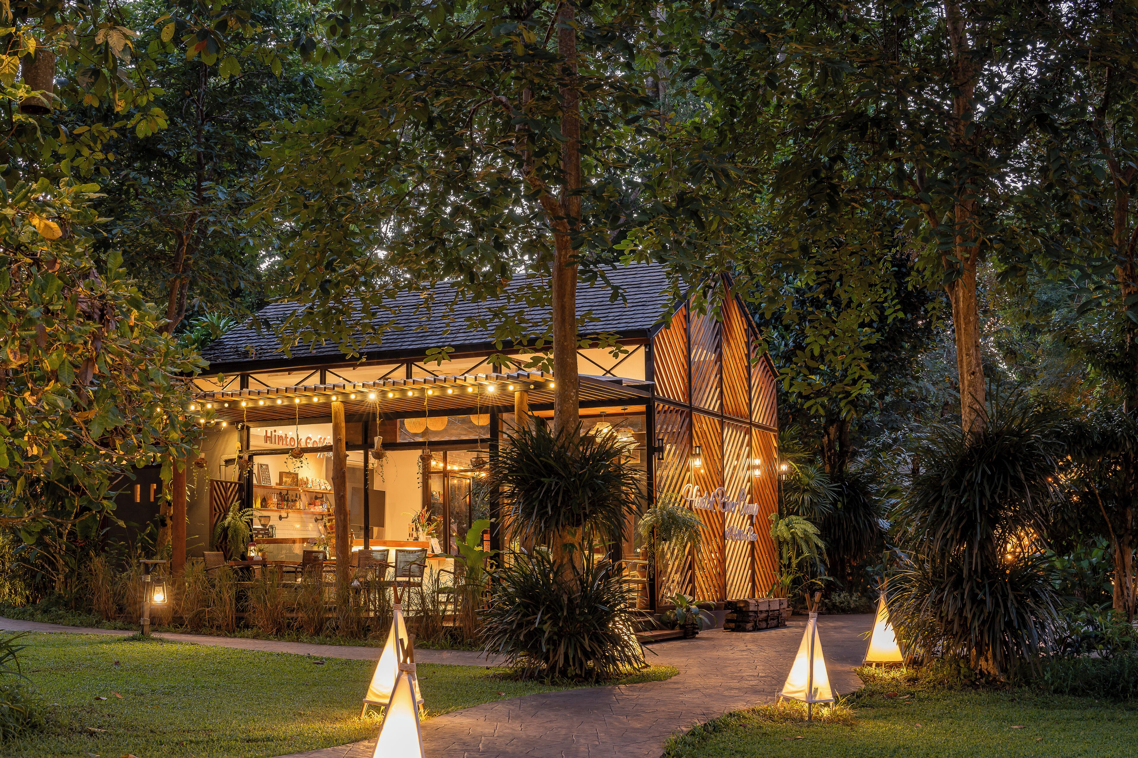 واجهة المنشأة - في المساء/الليل