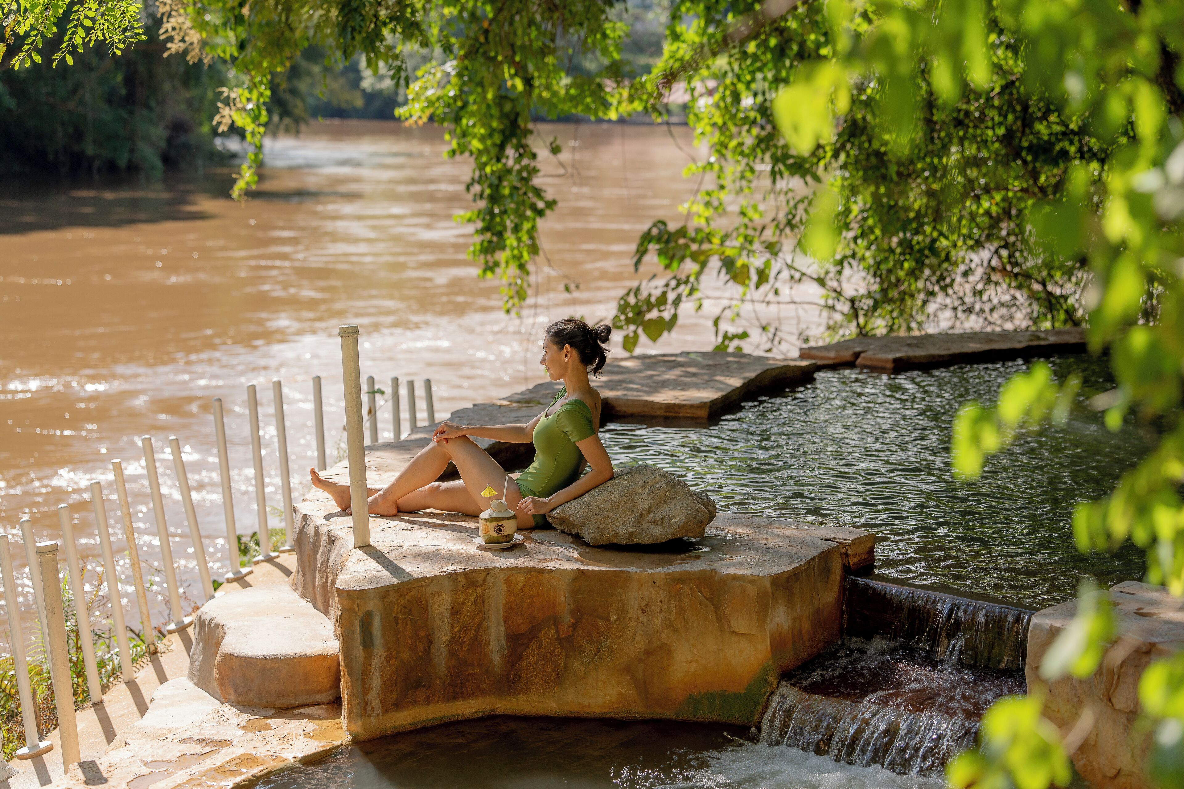Una piscina al aire libre, sillones reclinables de piscina