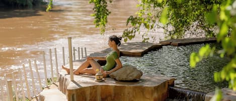 Una piscina al aire libre, sillones reclinables de piscina