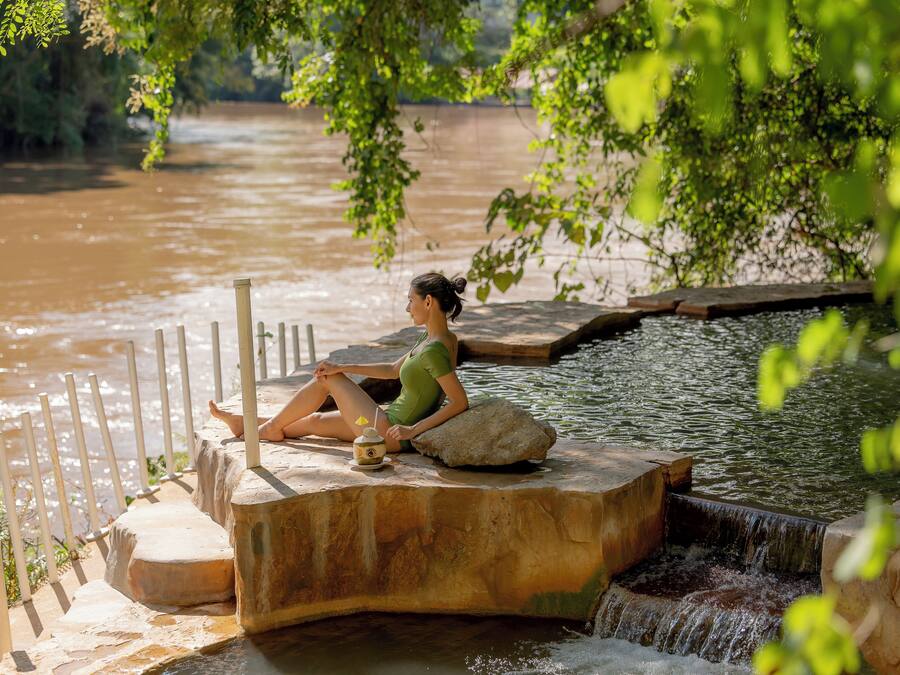 Piscine extérieure, chaises longues
