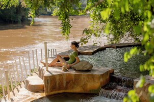 Una piscina al aire libre, tumbonas