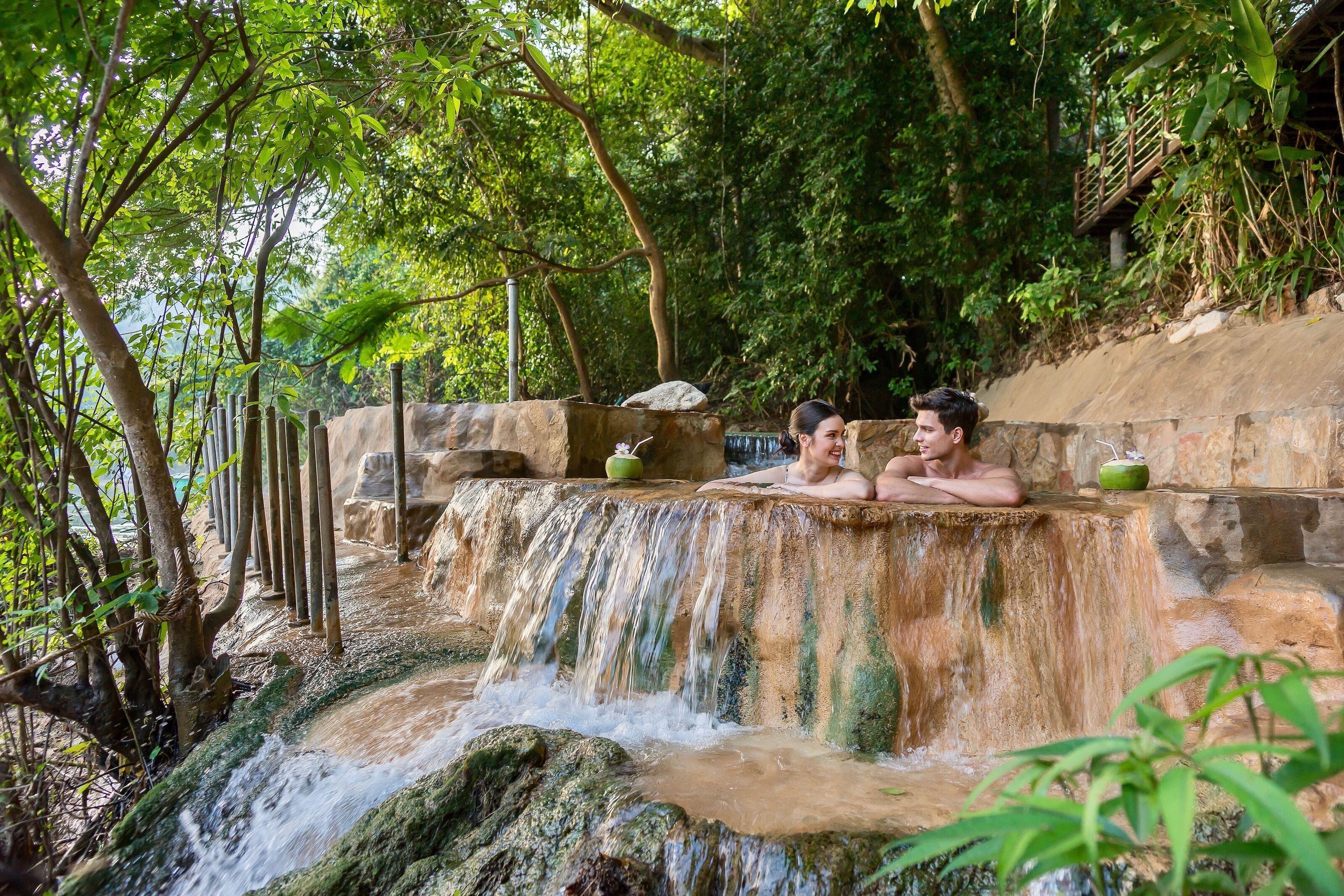 室外游泳池，日光浴躺椅