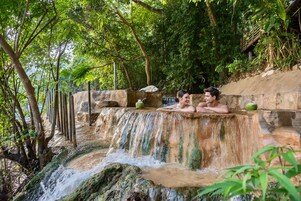 Una piscina al aire libre, sillones reclinables de piscina