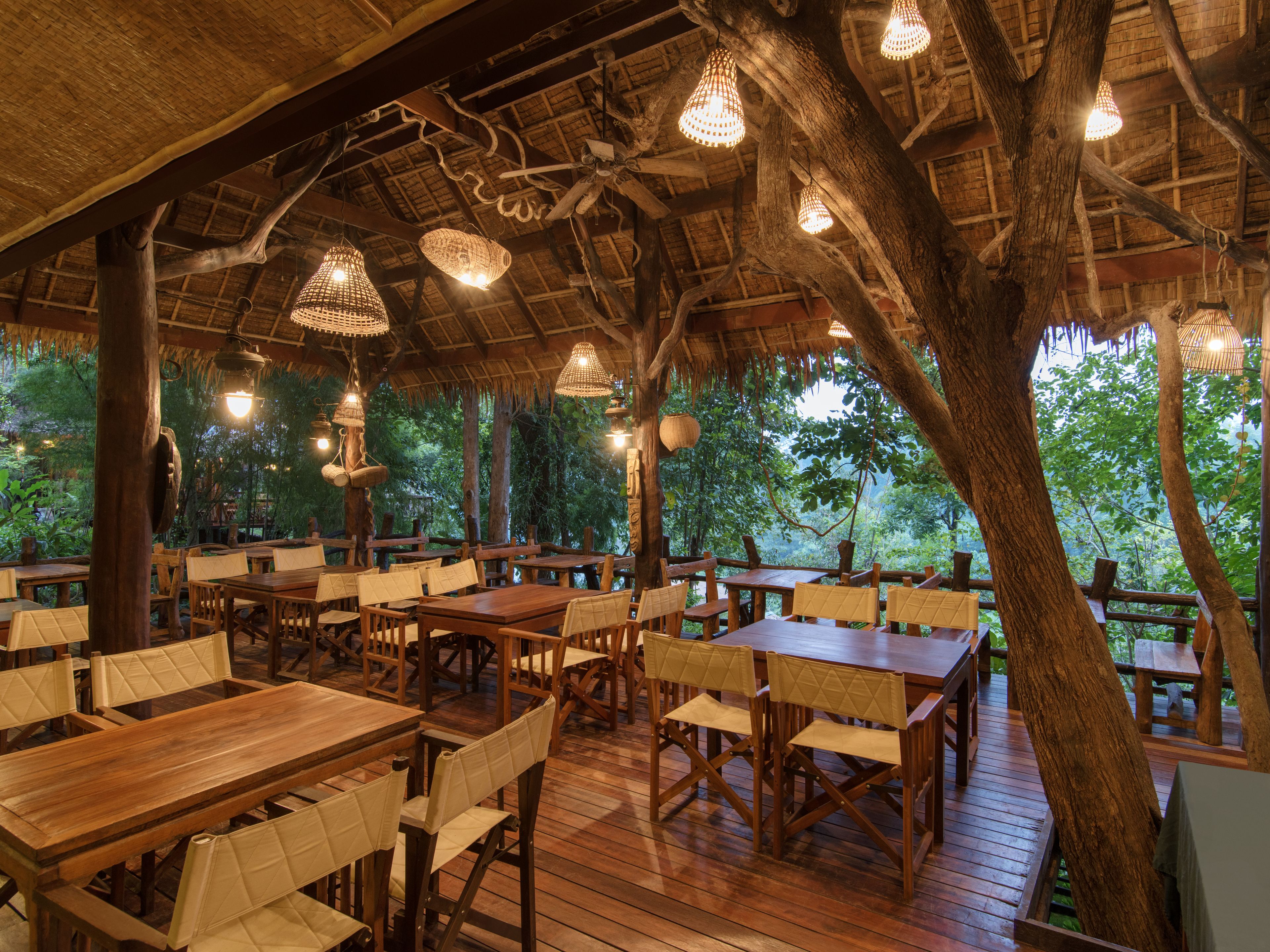 2 restaurants, lunch served