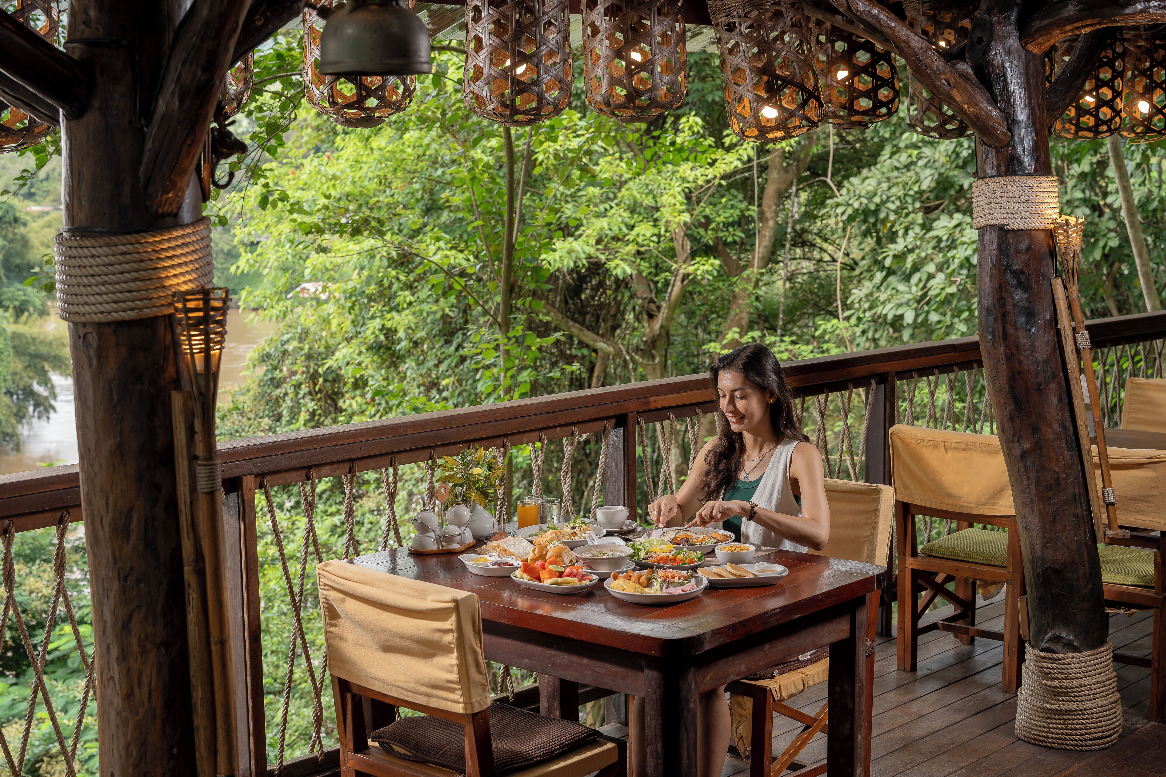 朝食 (郷土料理)、毎日提供 (1 名様 450 THB)