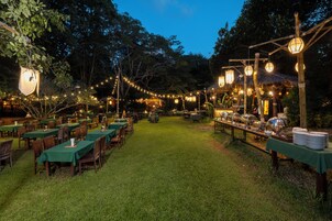 2 restaurantes, se sirve almuerzo 