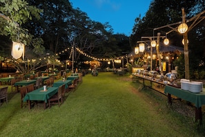 2 restaurants, lunch served - Hintok River Camp at Hellfire Pass (Sai Yok)