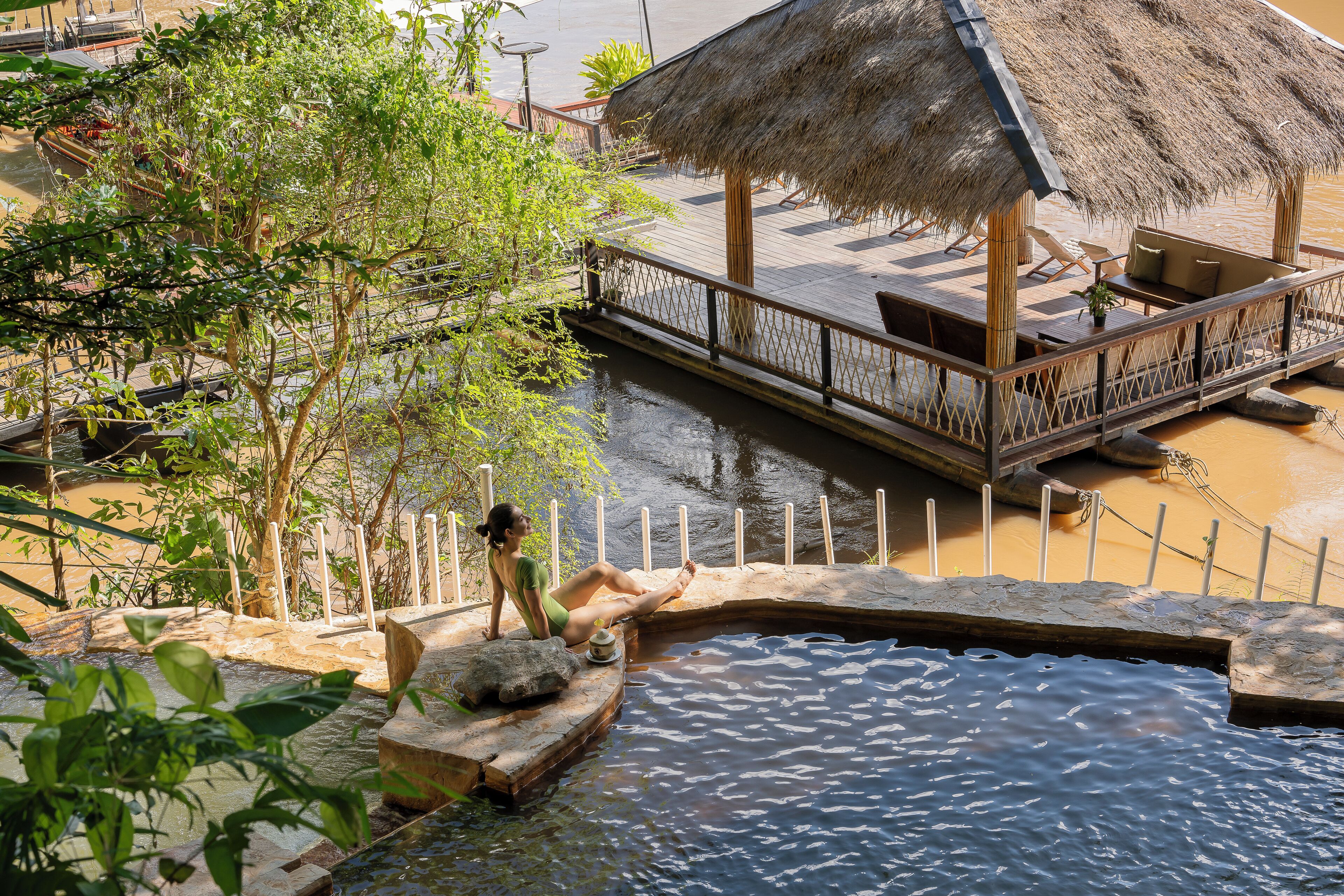 Una piscina al aire libre, tumbonas