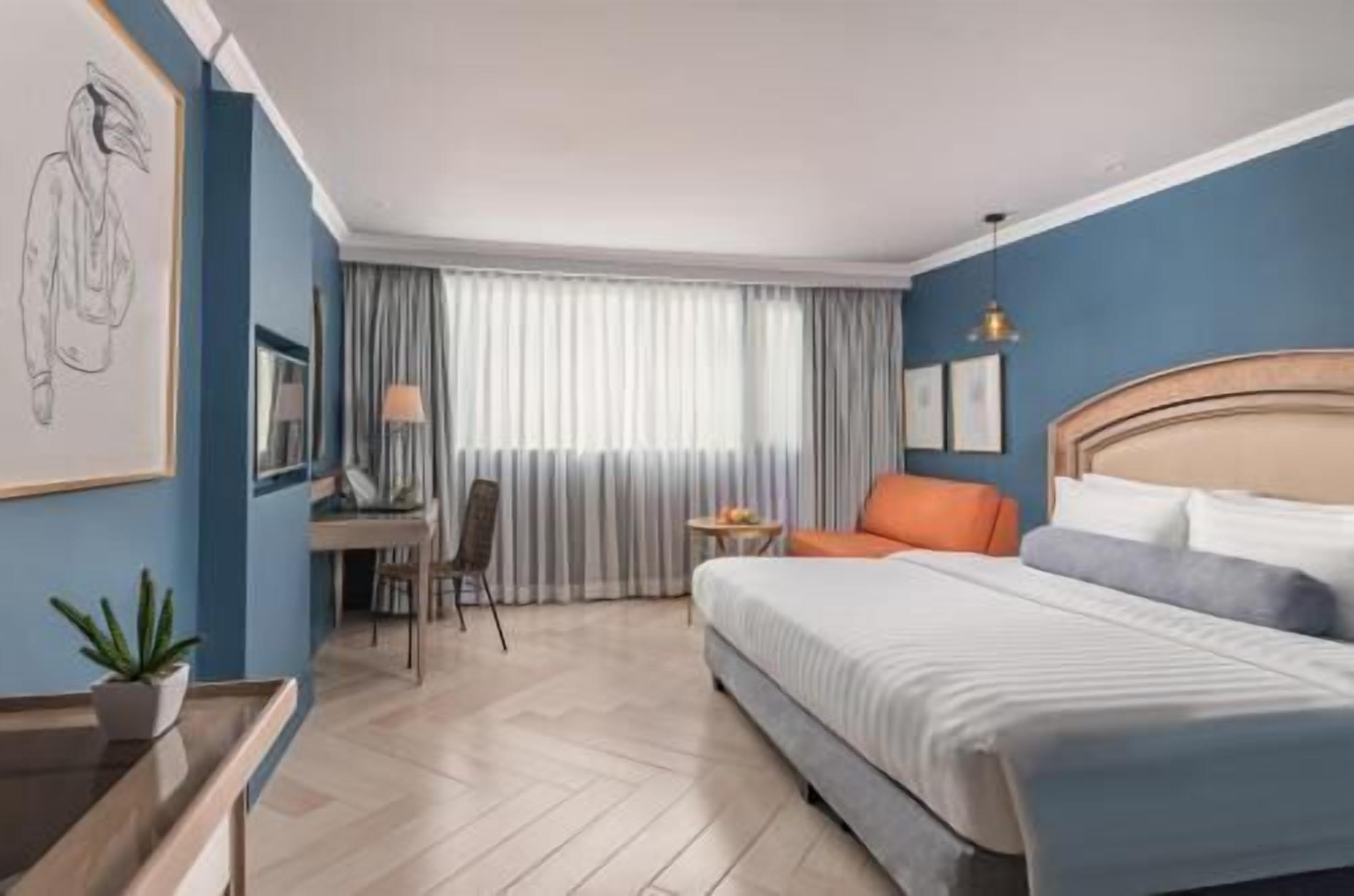 Katil Tempur-Pedic, peti besi dalam bilik 