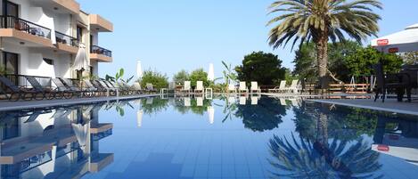 Piscina externa sazonal, funciona das 8h às 19h30, guarda-sóis