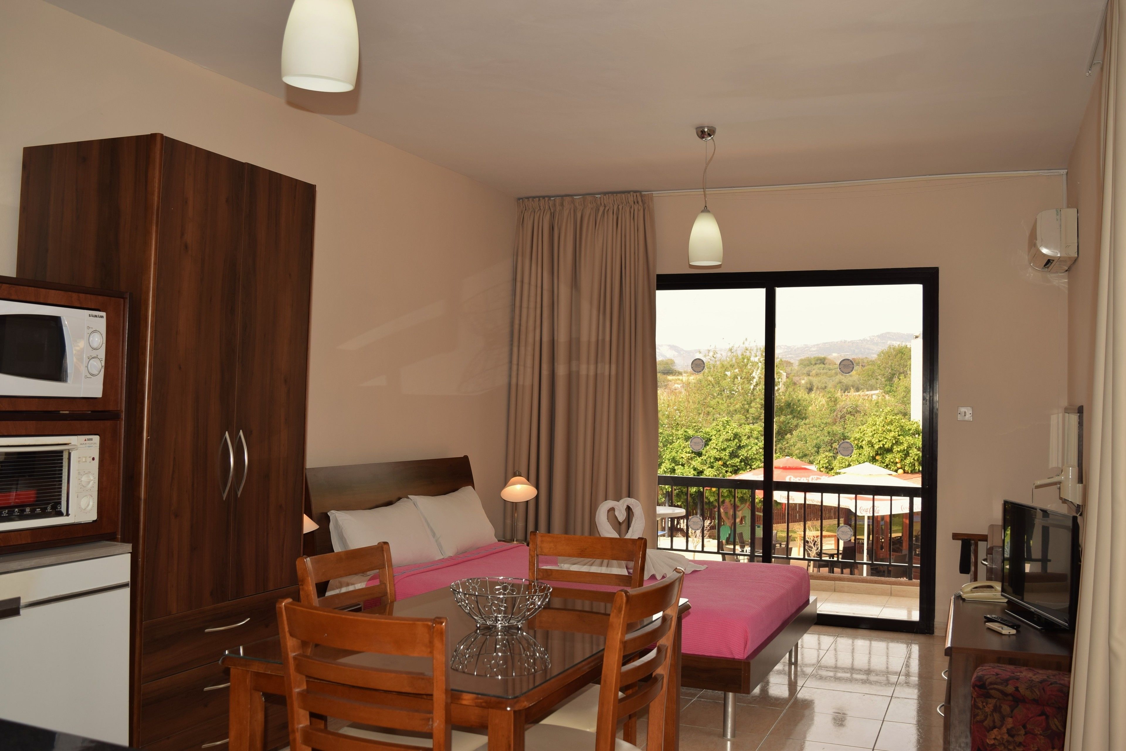 Studio | Egyptian cotton sheets, in-room safe, blackout drapes