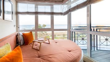 Ropa de cama hipoalergénica y minibar con artículos gratuitos