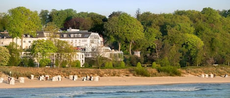 Aan het strand, strandlakens, massages op het strand