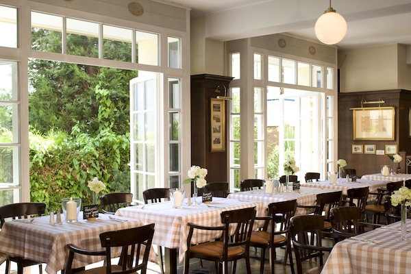 2 restaurants; breakfast, lunch, and dinner served
