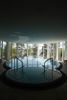 室内游泳池，日光浴躺椅