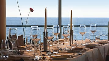2 restaurantes; se sirve desayuno, almuerzo y cena; cocina internacional