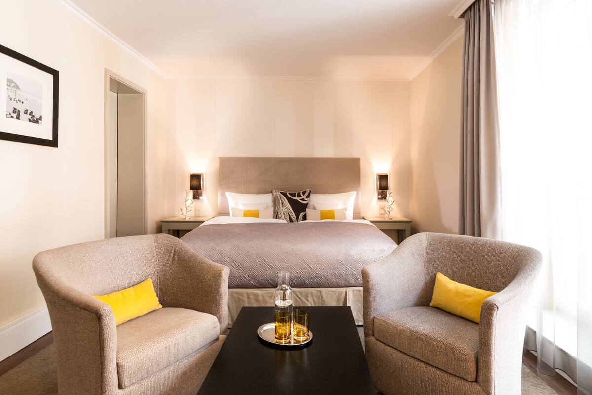 hypo-allergenic bedding, free minibar, in-room safe