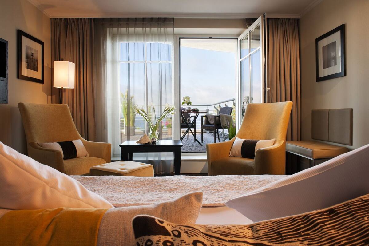 hypo-allergenic bedding, free minibar, in-room safe