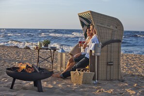 2 間餐廳；供應早餐、午餐、晚餐；多國菜