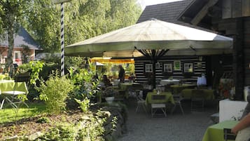 Aperto a pranzo e cena, con vista sul giardino 