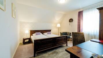 Habitación doble estándar, 1 cama matrimonial, para no fumadores, vista al jardín | Camas con pillow-top, minibar y caja de seguridad en la habitación