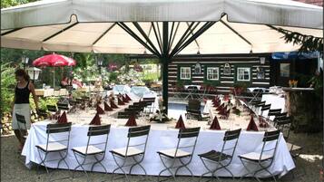 Lunch and dinner served, garden views