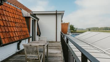 Deluxe tweepersoonskamer, terras | Donzen dekbedden, een kluis op de kamer, een bureau, geluiddichte muren