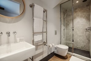 Chambre Confort Double ou avec lits jumeaux | Salle de bain | Baignoire et douche séparées, douche à « effet pluie »