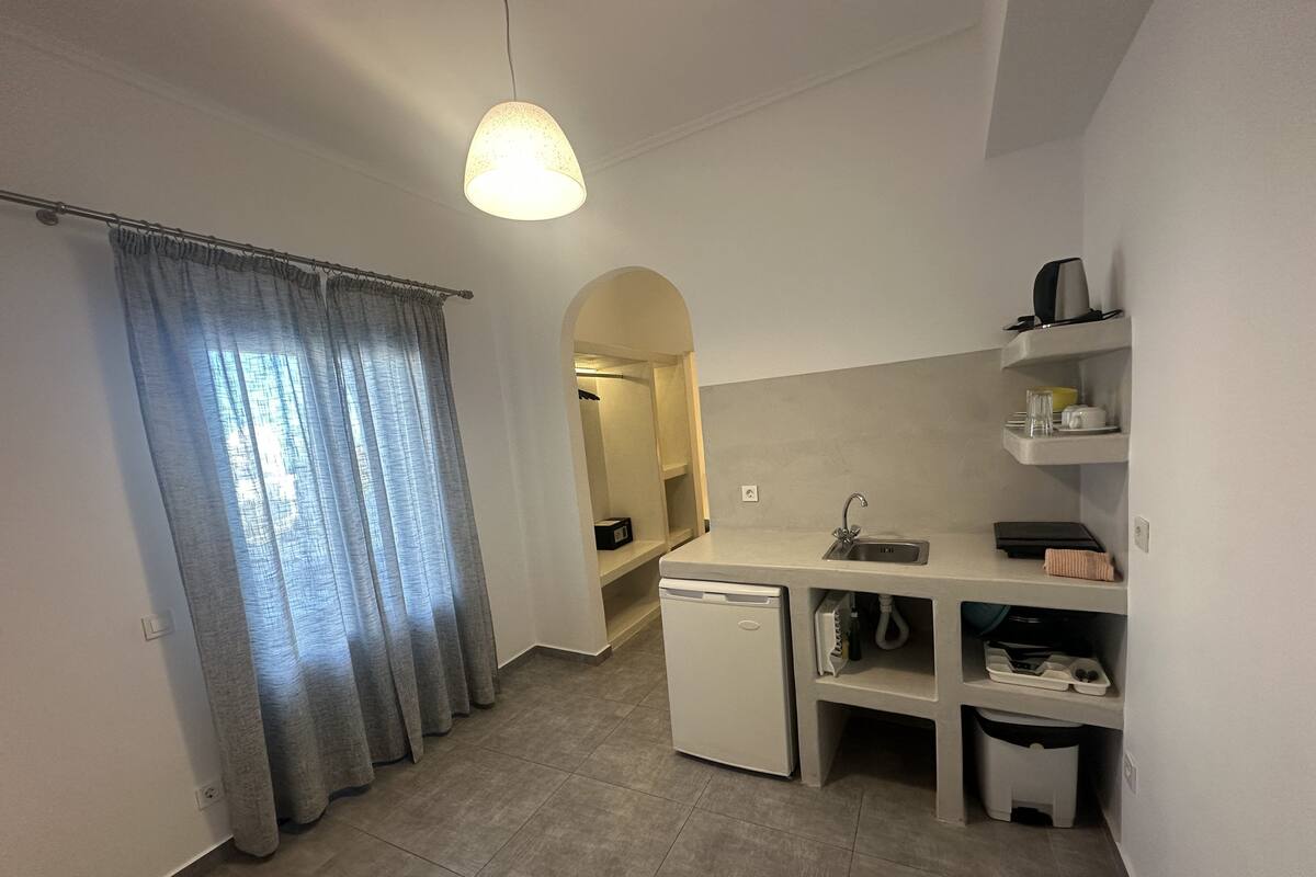 Deluxe Studio, 1 Bedroom | Private kitchen | Fridge, stovetop, electric kettle, cookware/dishes/utensils