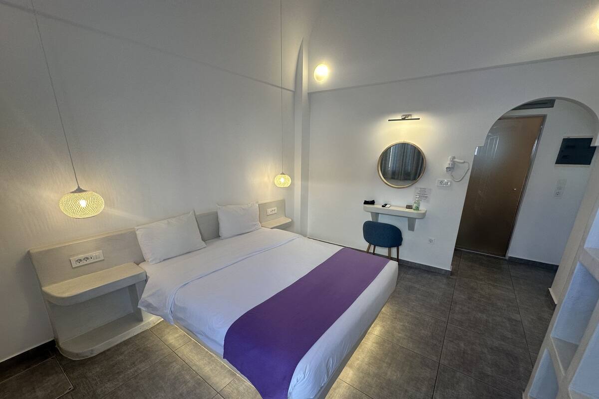 Deluxe Studio, 1 Bedroom | In-room safe, WiFi (free), bed sheets