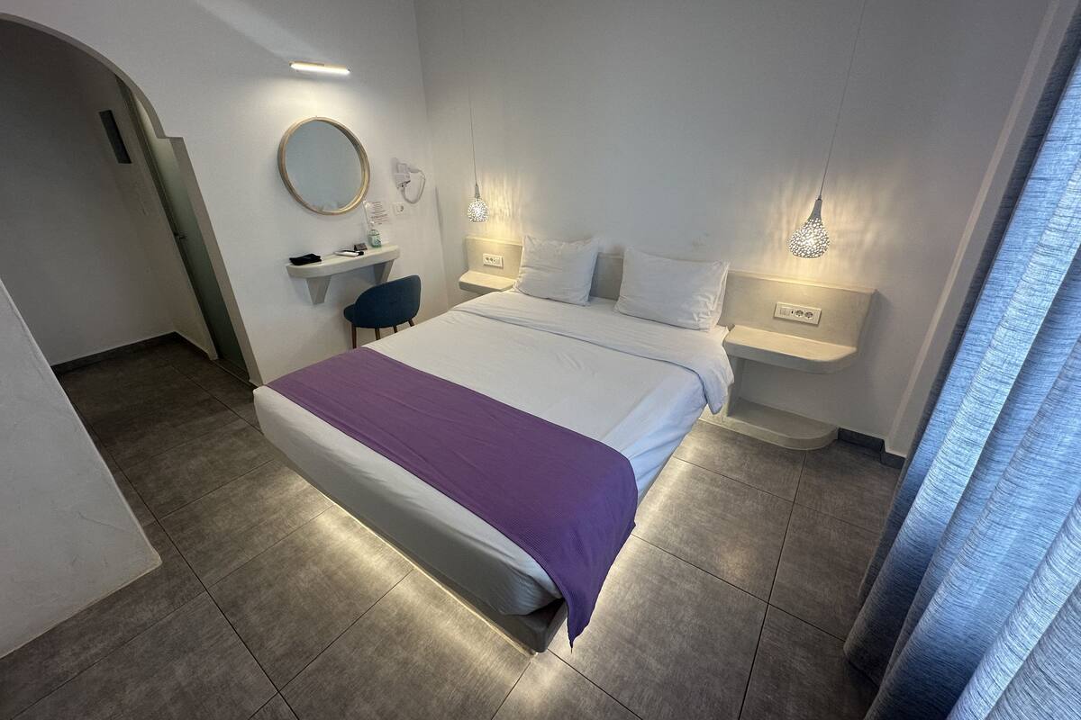 Deluxe Studio, 1 Bedroom | In-room safe, WiFi (free), bed sheets