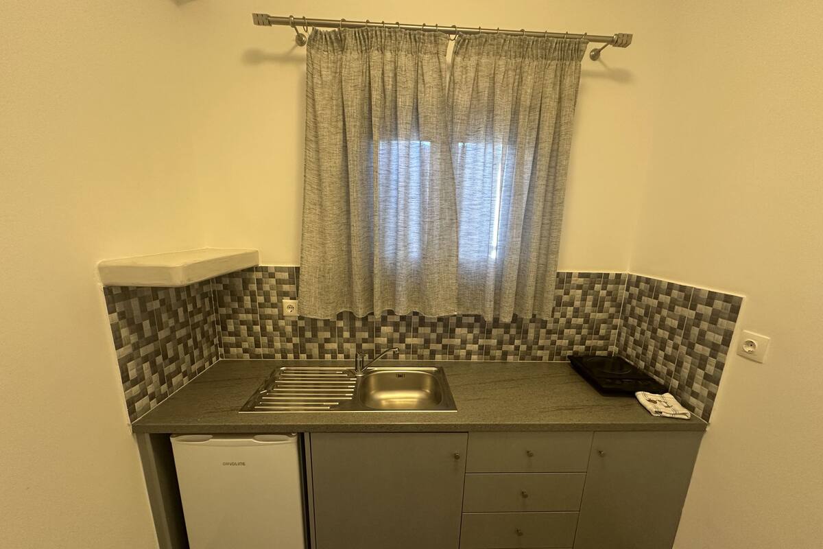Fridge, stovetop, electric kettle, cookware/dishes/utensils