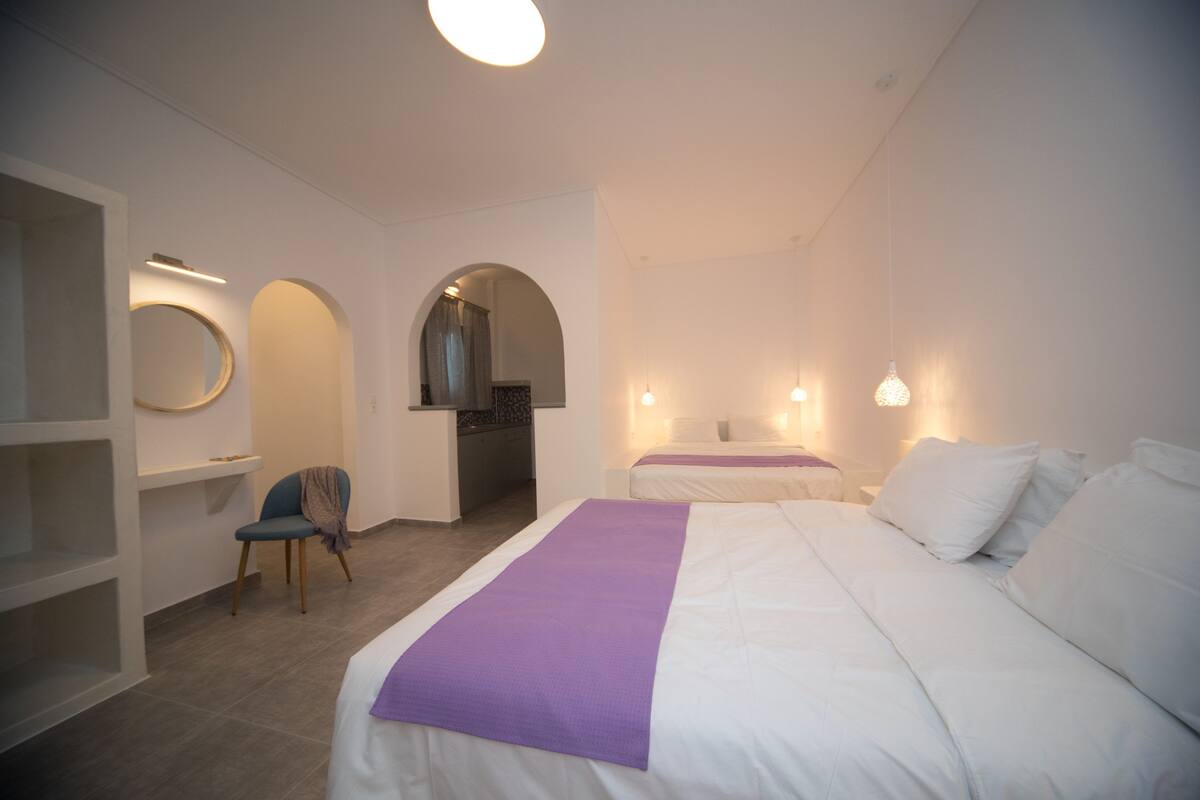 Deluxe Quadruple Room | In-room safe, WiFi (free), bed sheets